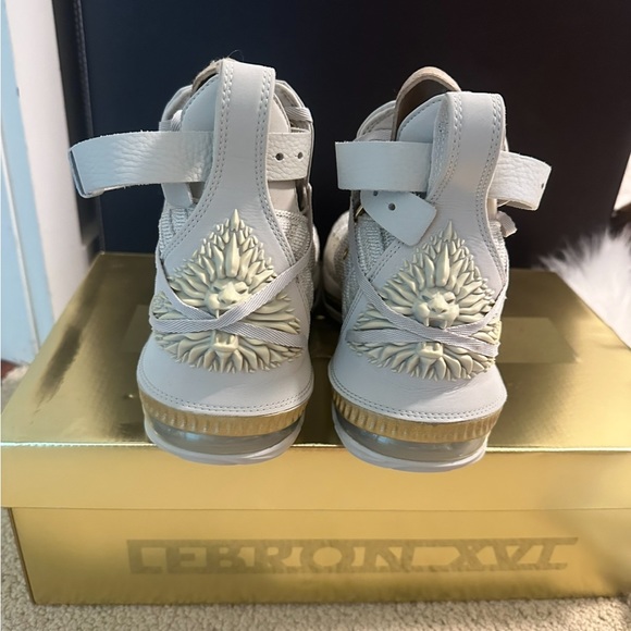 24k Gold Limited Edit Sail Lebrons XVI - Picture 1 of 4